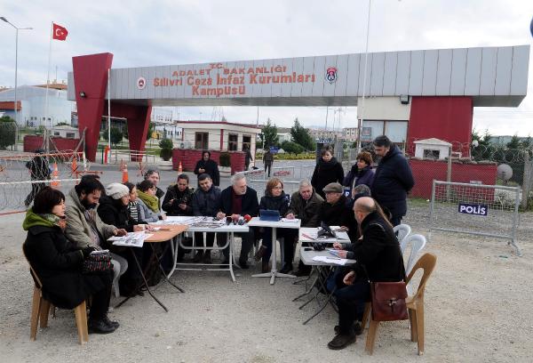 (geniş haber) Cumhuriyet Gazetesi'nin yazı işleri toplantısı Silivri Cezaevi'nde yapıldı