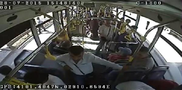 Otobüsten iner inmez araç çarptı