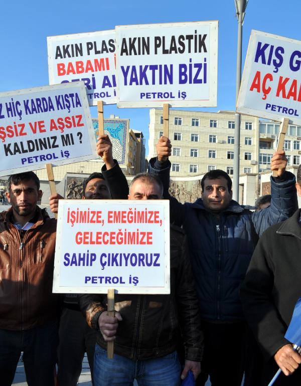 İşten çıkarılan işçiler, meydanda işvereni protesto etti