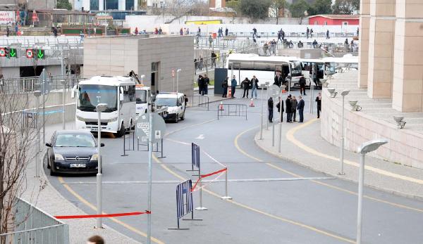 (Ek bilgilerle) - İstanbul Adliye Sarayı bahçesinde şüpheli otomobil paniği