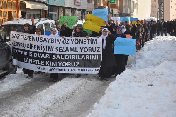 Sokağa çıkma yasağı Yüksekova'da protesto edildi