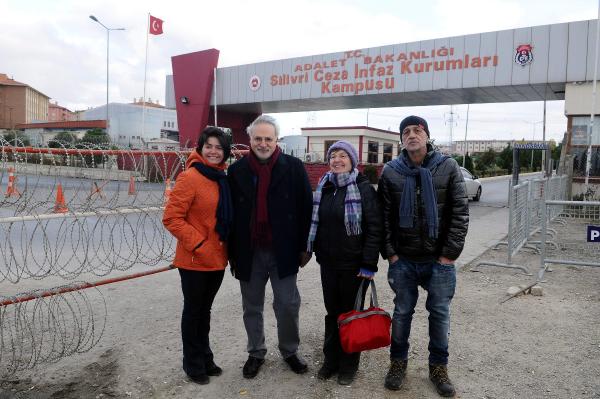 Cezaevi önündeki yazıişleri toplantısı sonrası çıkan manşet: "Türkiye bunu da gördü"