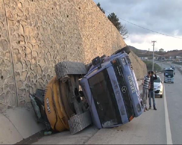 İş makinesi taşıyan kamyon devrildi; 40 metre sürüklenen aracın sürücüsünün burnu bile kanamadı