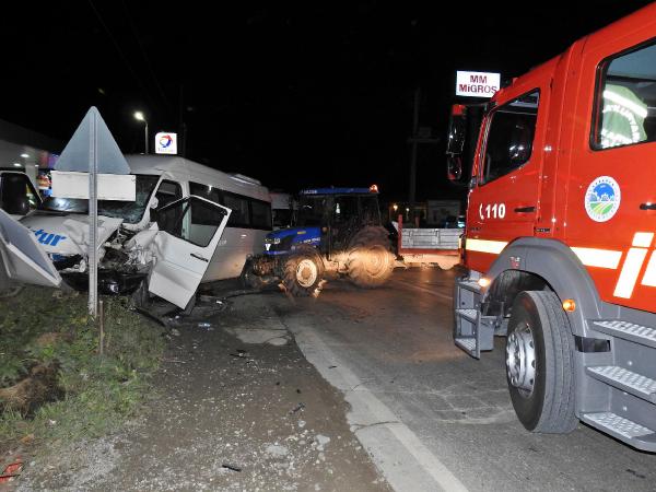 Minibüs traktöre çarptı: 5 yaralı