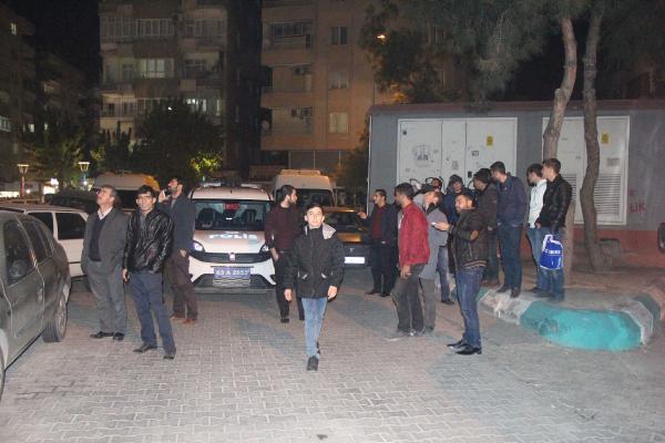 Çatıya çıkan genci polisler ikna etti