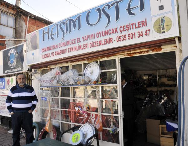 Oyuncağa hasret büyüdü, şimdi oyuncak yapıp hediye ediyor