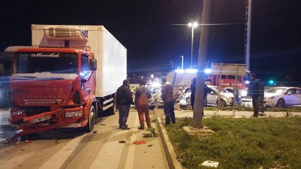 Kırmızı ışıkta geçen kamyon otomobile çarptı: 2 ölü, 1 yaralı