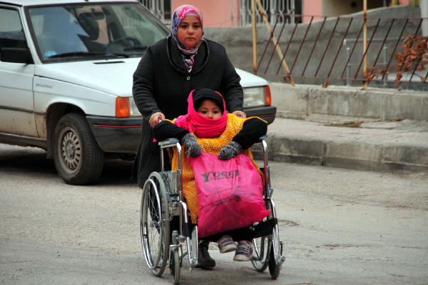 Engelli kızını götürüp beklediği okulda, geçici işçi oldu