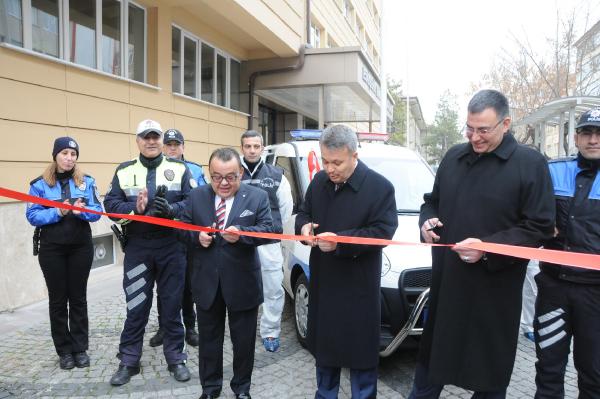 Araç bağışlayan işadamına minyatür polis heykeli