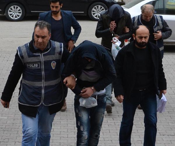 Emekli işçinin cüzdanını gasp eden 2 kişiye gözaltı