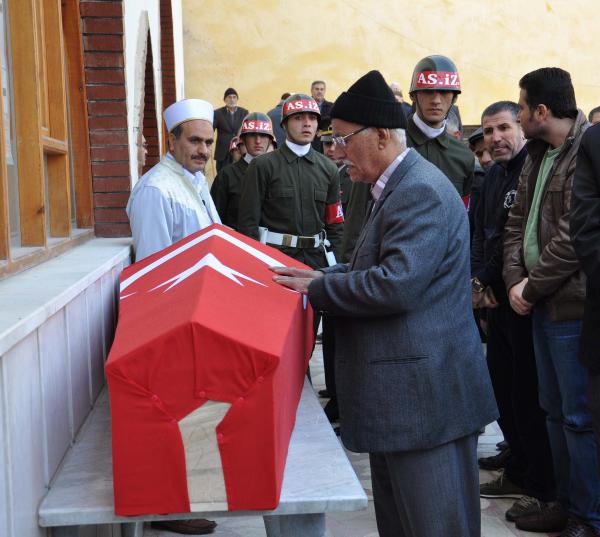 7 ay süren yaşam savaşını kaybeden astsubay toprağa verildi