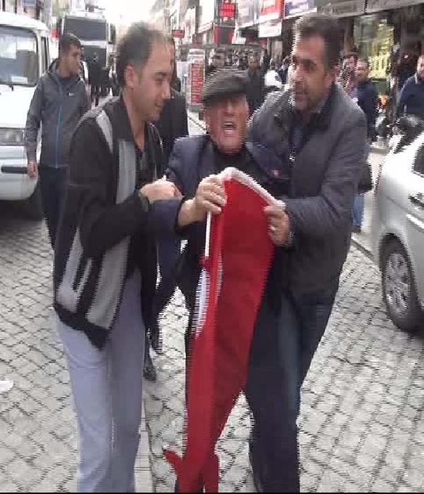 Mersin'de HDP'lilere Türk Bayraklı tepki