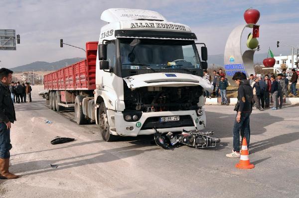 Motosikletle TIR çarpıştı, liseli Murat öldü