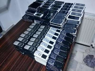 Kaza yapan otomobilden kaçak cep telefonu çıktı