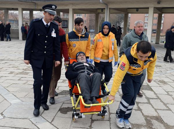 Babasının cenaze töreninde üşüyen Zeynep'e kadın özel harekat polisi montunu giydirdi