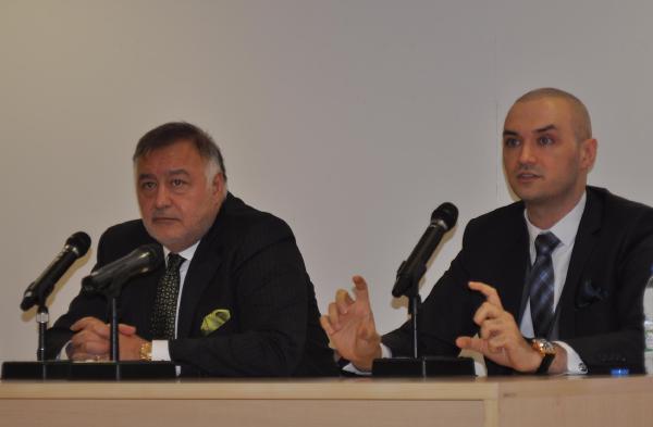 Baba- oğul Güllüoğlu üniversite öğrencileriyle buluştu