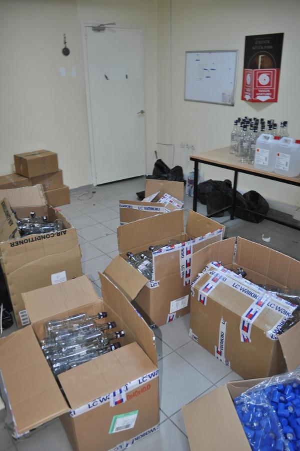 İzmir'de sahte rakı imalathanesine operasyon