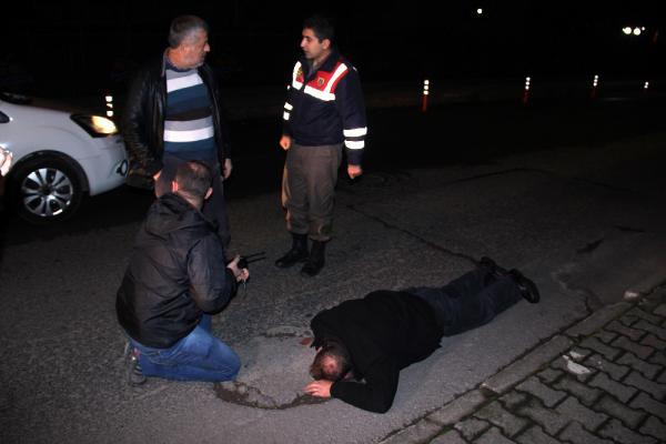 Jandarma karakolunun önünde alkolden sızan kişi hastaneye kaldırıldı