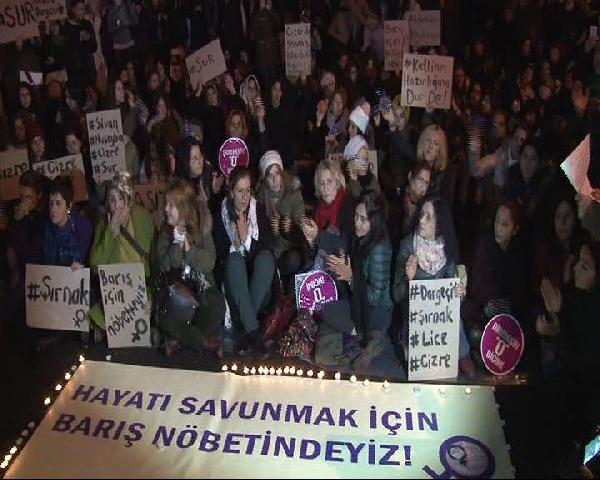 Beyoğlu'nda kadınlardan 'barış' eylemi...