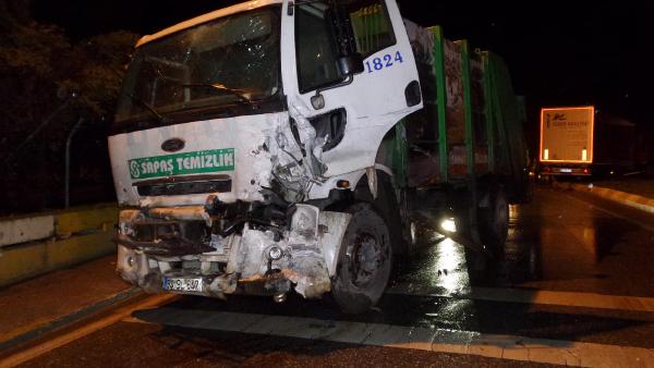 TIR ile çöp kamyonu çarpıştı: 3 yaralı
