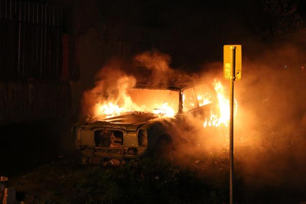 Şişli'de hurda otomobil alev alev yandı