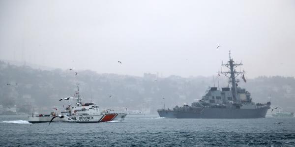 ABD savaş gemisi İstanbul Boğazı'ndan geçti