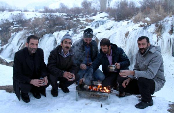 Donan şelalede mangal keyfi