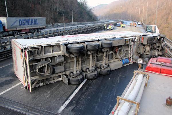 TIR devrildi, TEM Otoyolu kapandı