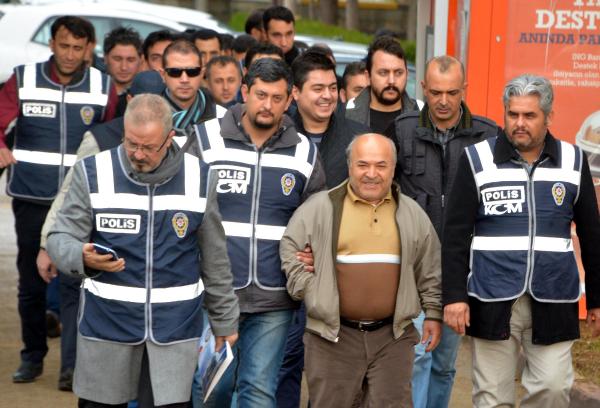 Adana'da 'Paralel yapı' operasyonunda gözaltına alınanlar adliyede