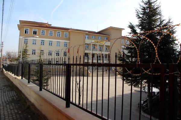 Lisede jiletli tel önlemi