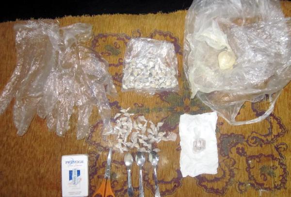 Polis, eroin paketlerken yakaladı