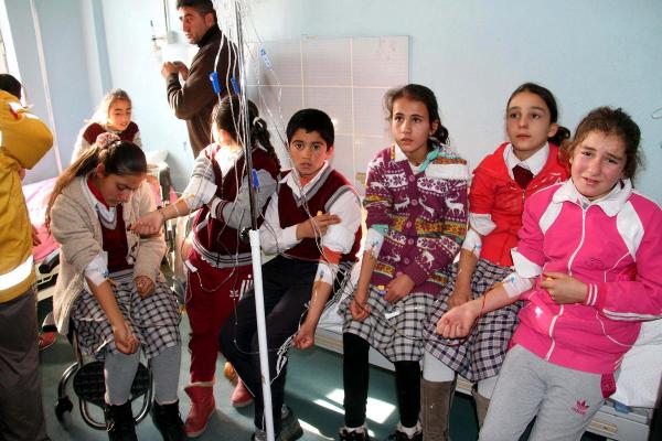 Yemek sonrası rahatsızlanan öğrenciler hastaneye kaldırıldı