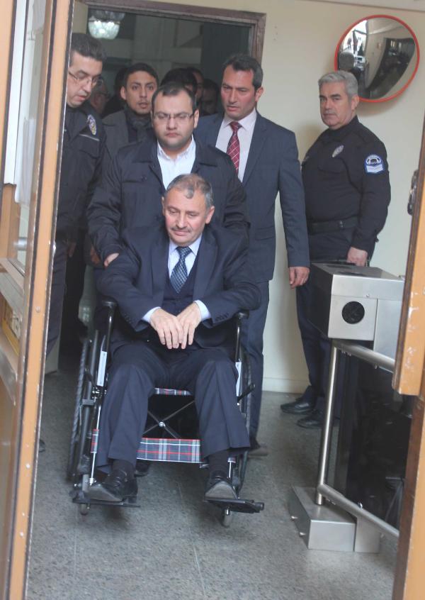 Vurulan Belediye Başkanı mahkemeye tekerlekli sandalye ile geldi