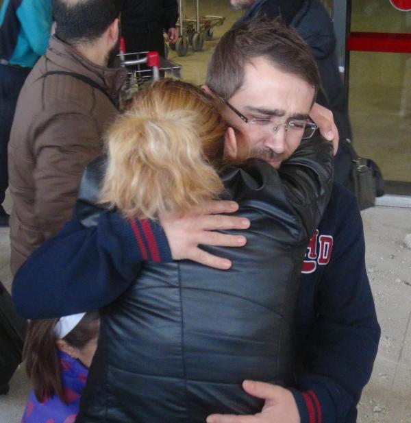 Rusya’da gözaltına alınan işçiler, Gaziantep'te gözyaşlarıyla karşılandı