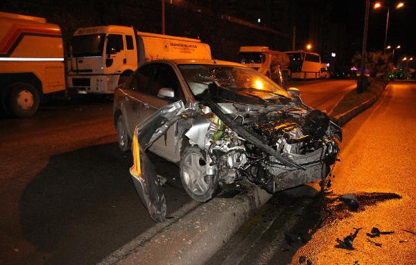 2 kamyona çarpan otomobilde 2 kişi yaralandı