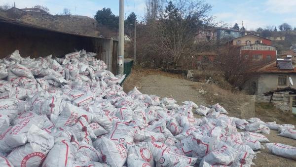Kömür yüklü TIR devrildi