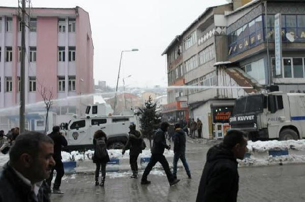 Hakkari'de izinsiz yürüyüşe müdahale: 2 gözaltı