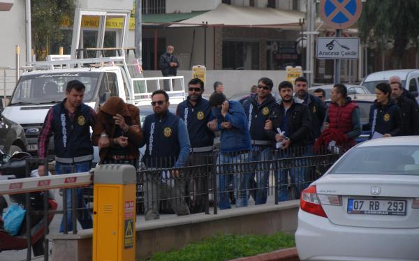 Kuşadası'nda aranan 5 kişi yakalandı
