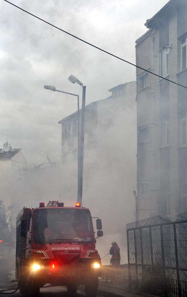 Eyüp'te ahşap bina alev alev yandı