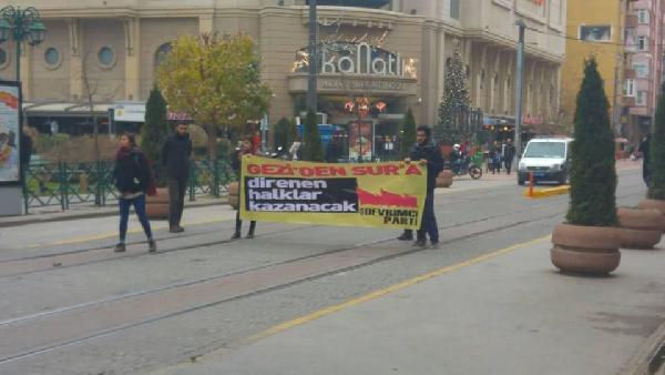 Eskişehir'de tramvay yolunda pankart açan 5 kişi gözaltına alındı