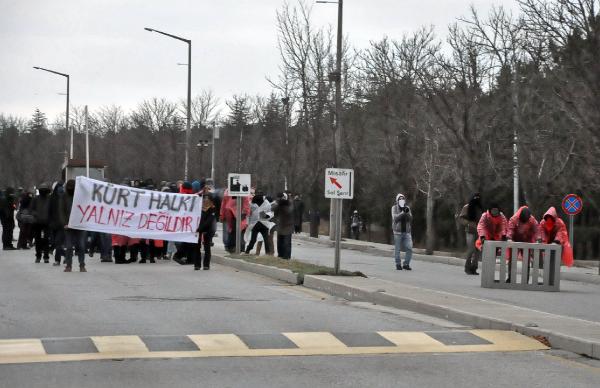 ODTÜ’den Cumhurbaşkanlığı’na yürümek isteyen yüzü maskeli gruba polis müdahale etti