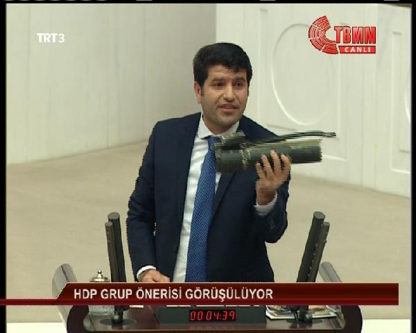 HDP'li Mehmet Ali Aslan TBMM kürsüsüne mermi bazuka ve biber gazı fişekleri ile çıktı