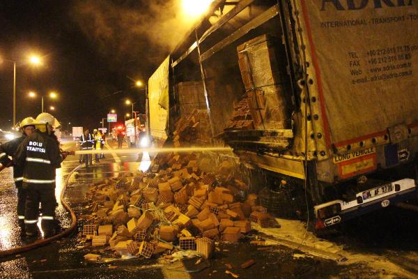 Tuğla yüklü TIR'ın lastikleri alev aldı