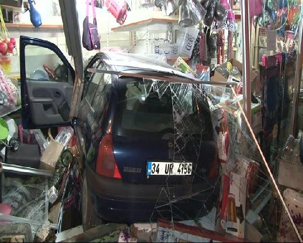 Otomobil, dükkana daldı: 1 yaralı