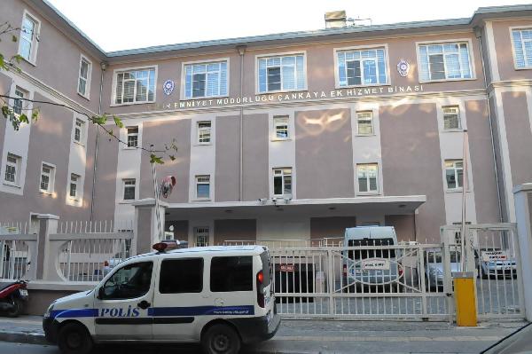 İzmir'de 'parelel yapı' operasyonu; 34 gözaltı (2)