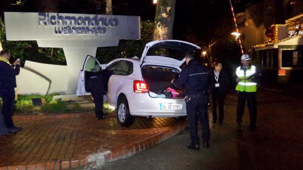 Otomobiliyle otel tabelasına çarpan kadın şoka girdi