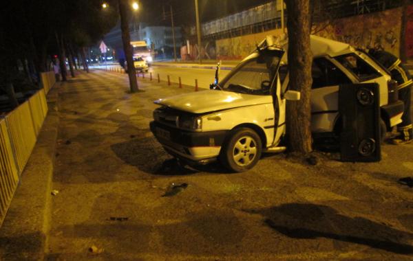 Ağaca çarpan otomobilin sürücüsü öldü