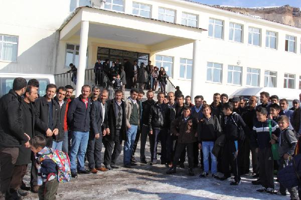 İş-Kur eleman vermedi, okul çöplüğe döndü, veliler isyan etti