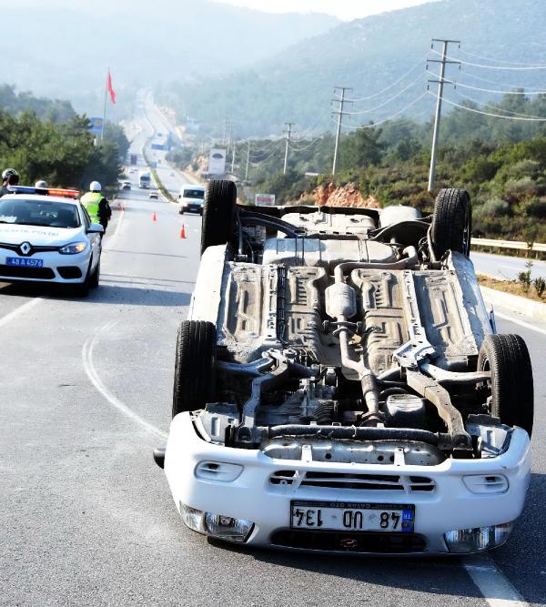 Takla atan otomobildeki 3 kişi yaralandı