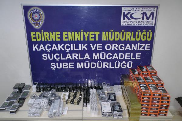 Polisin durdurduğu araçta kaçak cep telefonu ve aparatları ele geçti